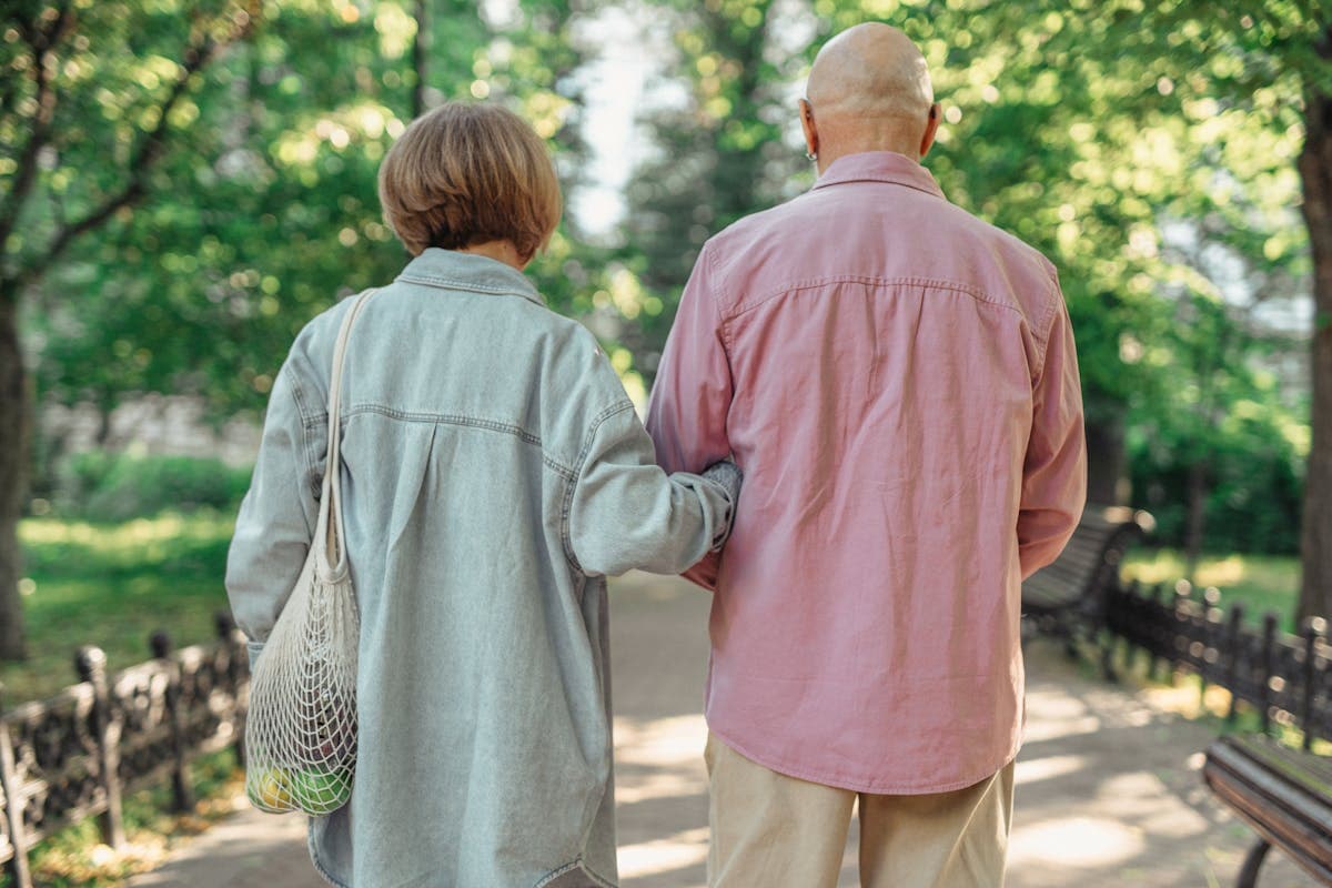 Stel wandelend in een park
